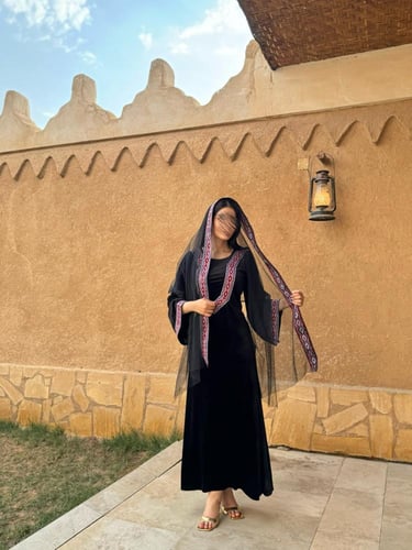 جلابية مخمل اسود مع شال من كيوتشي