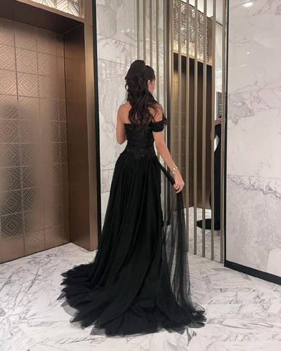 فستان سهرة أسود دبل كلوش بتصميم راقي