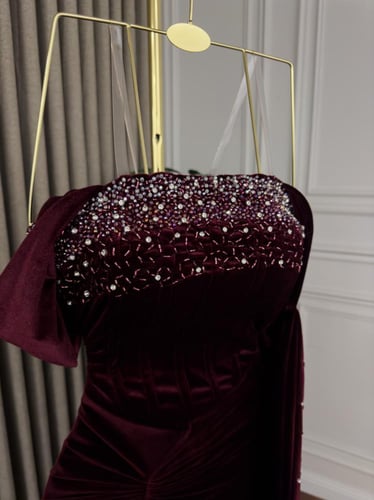 فستان مخمل عنابي مطرز للسهرة الشتوية