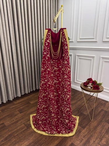 جلابية برغندي مطرزة بنقوش كمبيوتر مشجر من CUTECCI