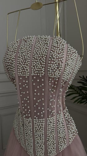 فستان سهرة وردي مطرز باللؤلؤ الفاخر