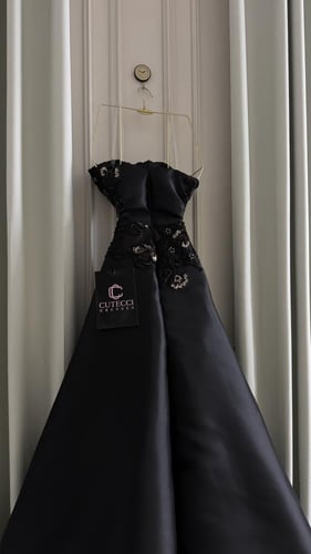 فستان سهرة أسود بقصة كورسيه