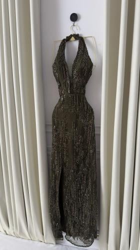 فستان خطوبة زيتوني مطرز بالترتر