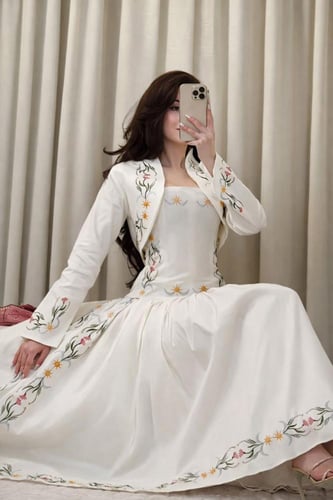 فستان طلة العيد الأبيض بتطريزات يدوية ملونة