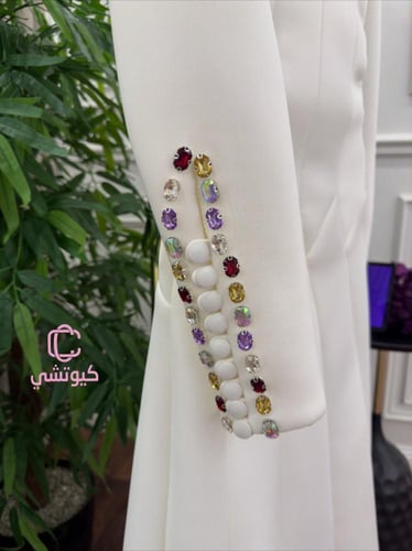 فستان سهرة أبيض مزين بفصوص