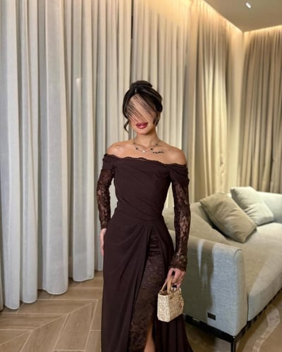 فستان سهرة بني فخم بأكمام دانتيل