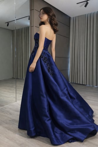 فستان ستان كحلي للسهرة ناعم وراقي من كيوتشي