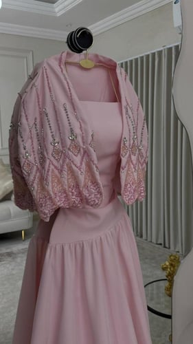 فستان سهرة وردي بشال مطرز فاخر