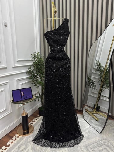 فستان سهرة أسود بتطريز لامع وتصميم الكتف الواحد