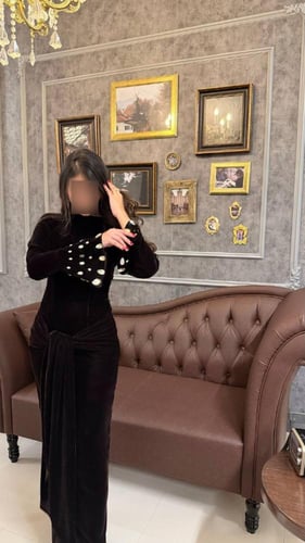 فستان سهرة بني مخمل بأكمام مطرزة كريستال