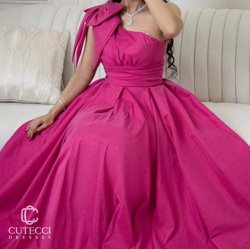 فستان فوشي سهره شانتون بأكتاف غير متماثلة – CUTECC...