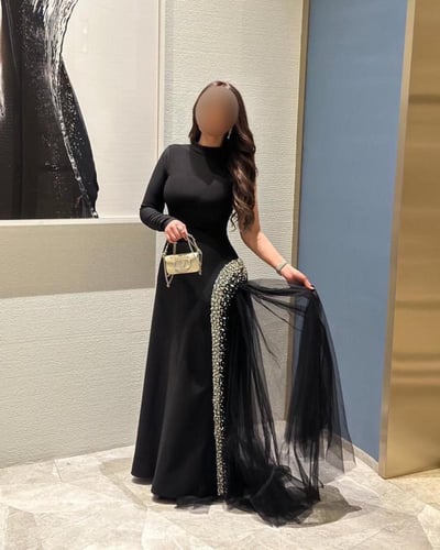 فستان سهرة أسود راقٍ بتفاصيل لامعة