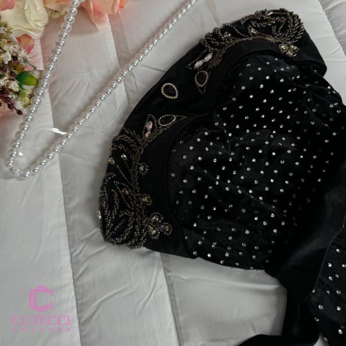 فستان سهرة مخمل أسود مطرز