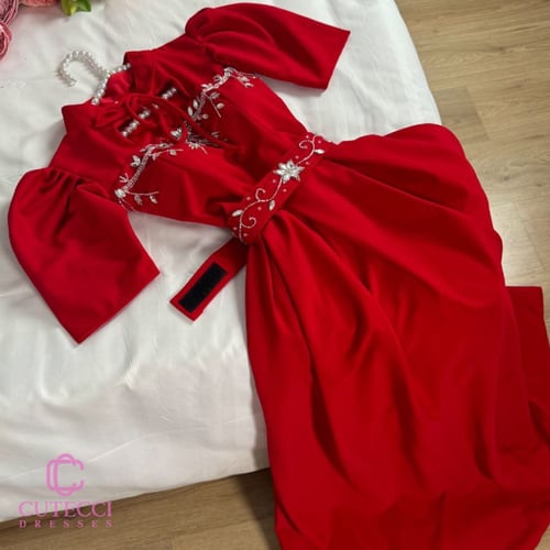 فستان سهرة أحمر مطرز بأكمام قصيرة فخمة