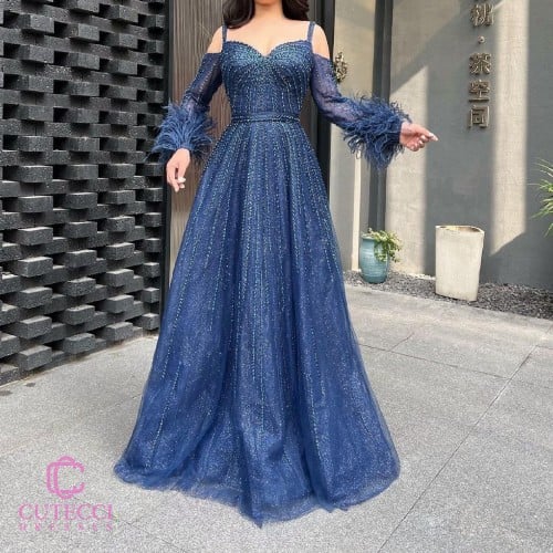 فستان سهرة سواريه كحلي بأكمام ريش