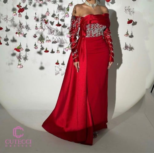 فستان سهرة أحمر مطرز بأكمام ملكية