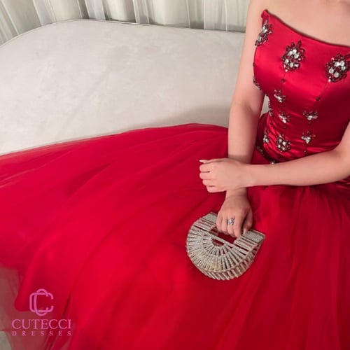 فستان سهرة أحمر لمسة الحب المطرزة