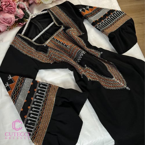 جلابية سوداء سواريه بأكمام واسعة فخمة