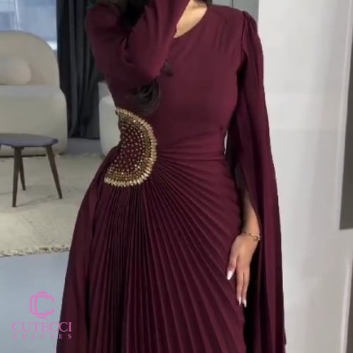 فستان سهرة عنابي مطرز بخيوط ذهبية