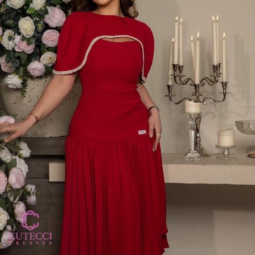 فستان احمر ميد جريء وراقي من كيوتشي