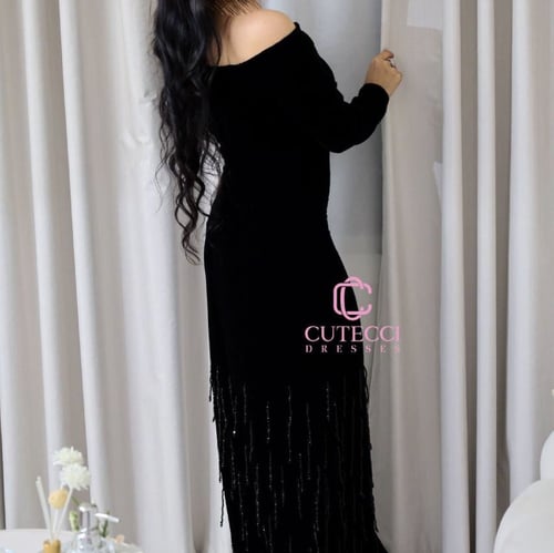 فستان قطيفة اسود توب مطرز جريء