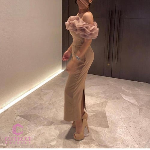 فستان سهرة بيج بكشكش ناعم على الصدر