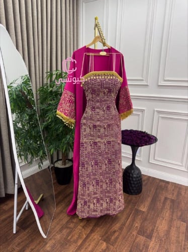 جلابية فوشي مزخرفة بالكامل مع بشت فوشي ذهبي من مار...