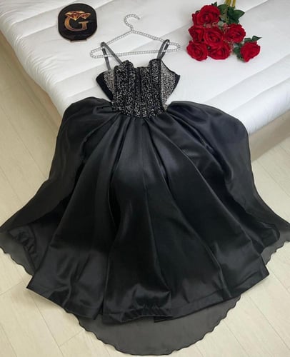 فستان سهرة أسود تفته روسي – إطلالة ملكية من كيوتشي...