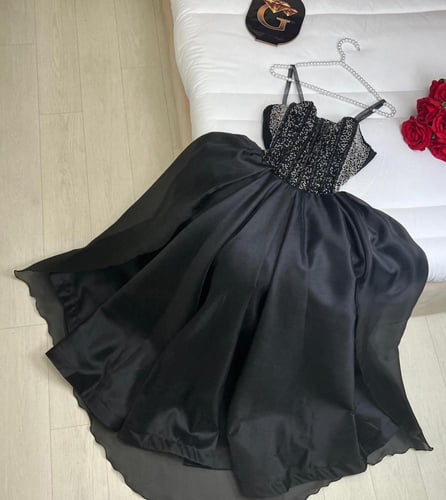 فستان سهرة أسود تفته روسي – إطلالة ملكية من كيوتشي...