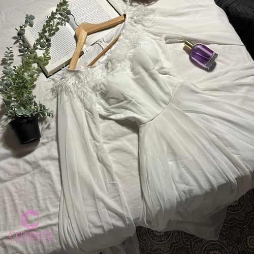 فستان أبيض ناعم بكتف ريش أنيق