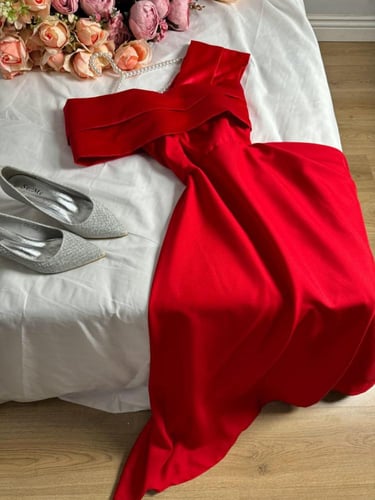 فستان سهرة ميدي أحمر بكتف مكشوف