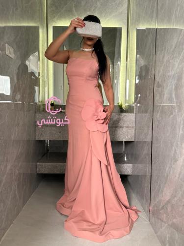 فستان سهرة وردي أنيق بتفصيلة زهرة جانبية