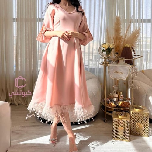 فستان لحمي قصير ريش رقيق 2025 | كيوتشي