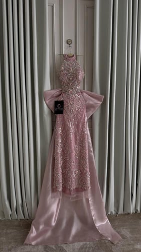 فستان سهرة وردي مطرز ملكي