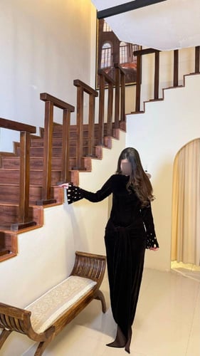 فستان سهرة بني مخمل بأكمام مطرزة كريستال