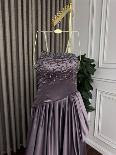 فستان كوري راقي بتفاصيل لامعة – فساتين فخمة