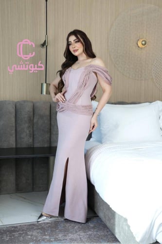 فستان لحمي فاتح تطريز لؤلؤ كبس