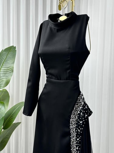 فستان سهرة أسود راقٍ بتفاصيل لامعة