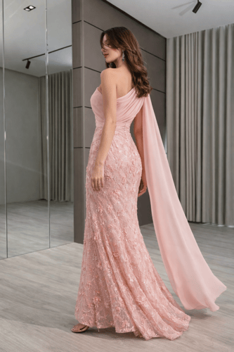 فستان سهرة وردي مطرز بورود فاخرة