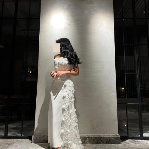 فستان أبيض سهرة بزهور جانبية فاخرة