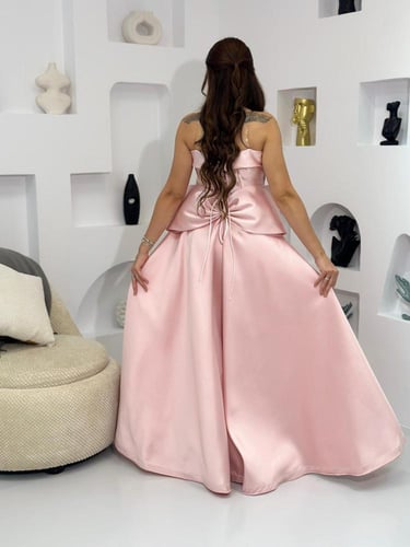 فستان سهرة وردي طويل ميكادو مطرز بتصميم مميز