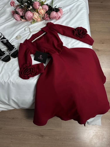 فستان عودي قصير مع ورود بالأكمام من كيوتشي