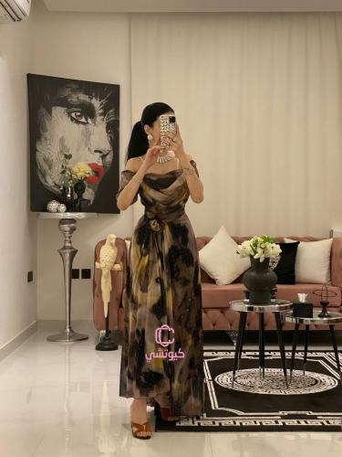 فستان بكتف مكشوف متناسق من كيوتشي