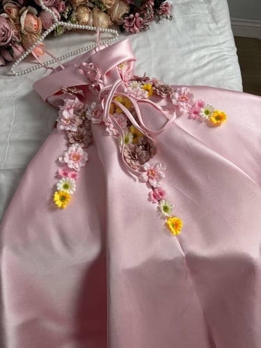 فستان ميكادو وردي مزين بالزهور الفاخرة