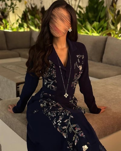 فستان كحلي بارابي – نقشة الورد الملكي وأناقة ما تش...