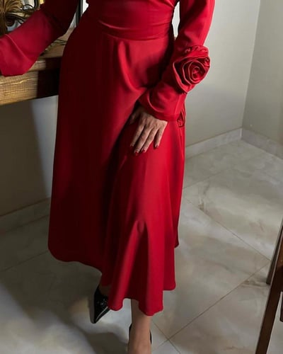 فستان أحمر ميدي أنيق بوردة على الكم