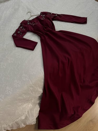 فستان عنابي طويل تطريز يدوي راقي من كيوتشي