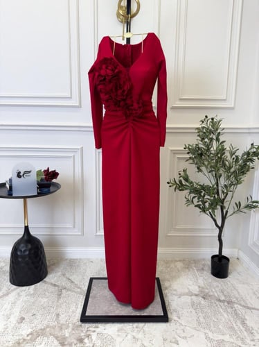 فستان سهرة أحمر كريب مورد من كيوتشي – لمسة فخامة و...