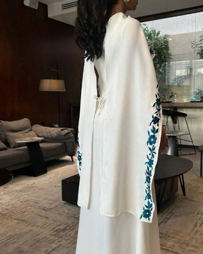 فستان مناسبات أبيض ناعم مطرّز ورد بترولي