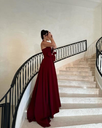 فستان سهرة عنابي بورد جانبي أنيق